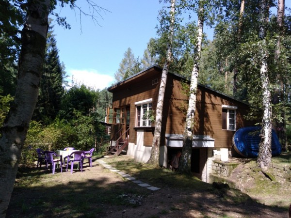 Chata chata na břehu rybníka u Lomnice nad Lužnicí